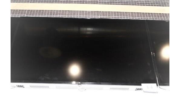 flatscreen led tv OK, type DBV-T2C/S2, met afstandsbediening, bevestigd aan de muur (plm 3m h)